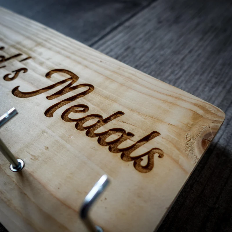 EllieBeanPrintsPersonalisedRusticPalletMedalRack-5_800x